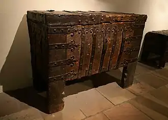 Coffre à pentures de fer forgé, Strasbourg, XIVe&nbsp;siècle.