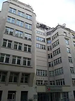 Entrée du 13-15 rue Cognacq-Jay.