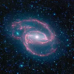 NGC 1097 en infrarouge par le télescope spatial Spitzer.