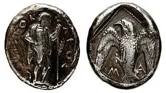 Didrachme de Thémistocle en Magnésie. Avers : Apollon debout en chlamyde, légende autour : ΘΕΜΙΣΤΟΚ-ΛΕΟΣ (Themistokles). Revers : aigle avec les lettres « MA » (Magnesia).