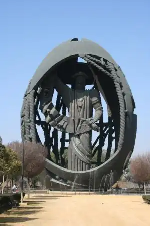 El Nacimiento del Hombre Nuevo, œuvre de Zourab Tsereteli.