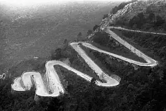La D2204 monte le col de Braus (Alpes-Maritimes, France).(43°&nbsp;51′&nbsp;58″&nbsp;N, 7°&nbsp;22′&nbsp;50″&nbsp;E)