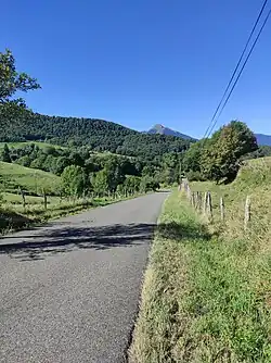 Le pic de Cagire surplombe la route du côté d'Aspet.
