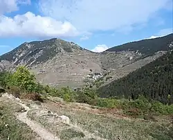 Le col de Mantet et le village de Mantet. À gauche : le massif de Tres Estelles.