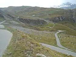 Lacets entre la tête de Solaise (2&nbsp;558&nbsp;m, à côté des remontées mécaniques) et la crête de Lessières.