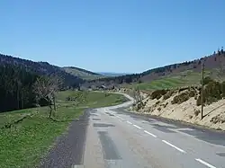 Vue sur la route du versant ouest du col de la Croix de Bauzon.