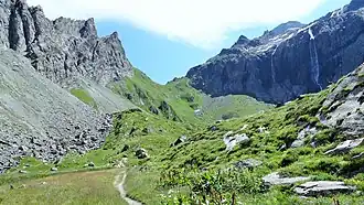 Le cirque avec le col du Grand Marchet au fond.