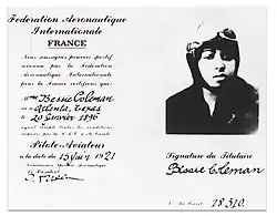 Document papier où figure sur la partie gauche la certification que « Mme Bessie Coleman, né[e] à Atlanta, Texas, le 20 janvier 1896, ayant rempli toutes les conditions imposées par la F.A.I a été breveté Pilote-Aviateur à la date du 15 juin 1921. » Sur la partie droite figure la photographie d'une femme en gros plan portant un casque d'aviateur, en dessous de laquelle apparaît la signature de Bessie Coleman ainsi que le numéro du brevet : 13810.