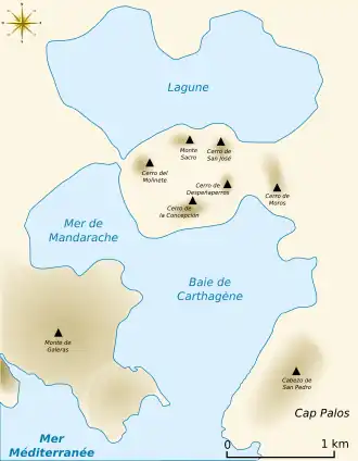 Localisation des cinq collines originelles de la Carthagène antique au centre de l'image avec au nord la lagune et au sud la baie de Carthagène