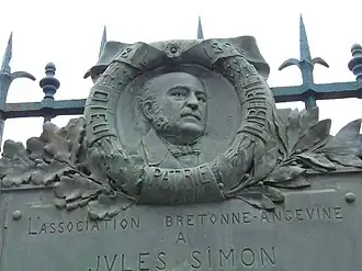 Médaillon par Joseph Vallet.