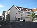 Collège Lumière avec mosaïque vitrée à l'entrée.