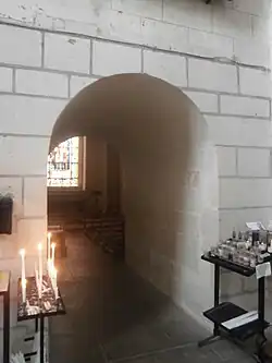 Photographie en couleurs d'un long passage pratiqué dans un mur.