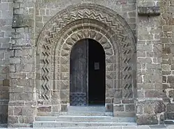 Le portail roman dans le mur sud.