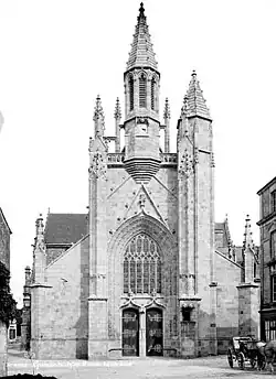 Vue en noir et blanc du fronton d'une église gothique