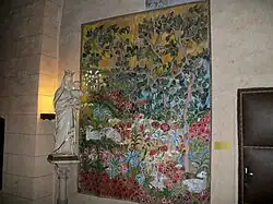 Statue de la Vierge à l'enfant et tapisserie "À la gloire du Christ"