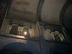 chapiteaux corinthien en haut des voûtes en demi-cercle roman