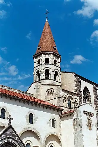 Le massif barlong et le clocher octogonal.