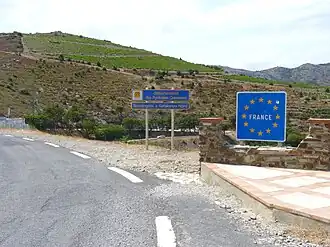 Panneau E36a précédé d'un E39 pour l'entrée en France.