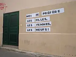 Collage « Moi je préfère les filles, les femmes, les meufs ! ».