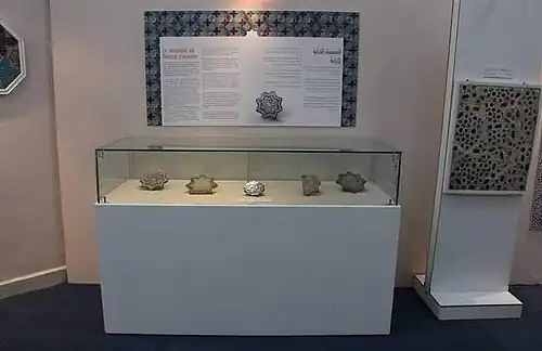 Carreaux de céramique et faïences exposés au musée