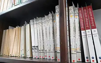 Collection partielle de la revue Archéologie Médiévale montrant l'évolution des dos (reliure) depuis les années 1970 (gauche) jusqu'à la fin des années 2000 (droite)