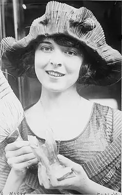 Colleen Moore avec une épingle à chapeau