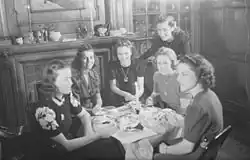 Elspeth Russell, assise au centre à droite, entourée de ses amies Mary Mackay, Elaine Painter, Margaret Pope, Betsy Macdemot et Jane Flexer lors d'une soirée organisée par la sororité Gamma Phi Beta de l'Université McGill à Montréal, le 18 octobre 1939.
