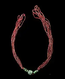 Collier en poils de roussette et jade, XIXe&nbsp;siècle MHNT
