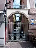 Portail fermant le passage entre les 2 immeubles. Le portail Renaissance est sur la façade latérale de l'immeuble de gauche.