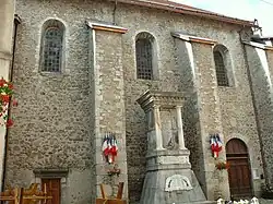 Monument aux morts devant l'église Saint-Martin.
