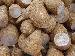 Cormes de taro sur un marché de l'île de La Réunion (France).