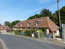 Maisons jumelles prêtes à monter en Normandie (ici à Colombelles)- La maison cadeau de l'État suédois pour la reconstruction en Normandie&nbsp;(sv)