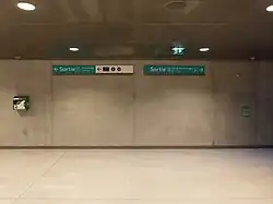 Signalétique directionnelle des accès à la station.