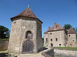 Colombier octogonal du XVIIe&nbsp;siècle et place-forte.
