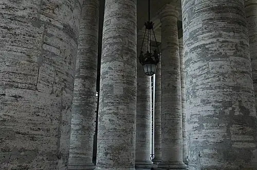 Les colonnes massives de la colonnade de la place Saint-Pierre.
