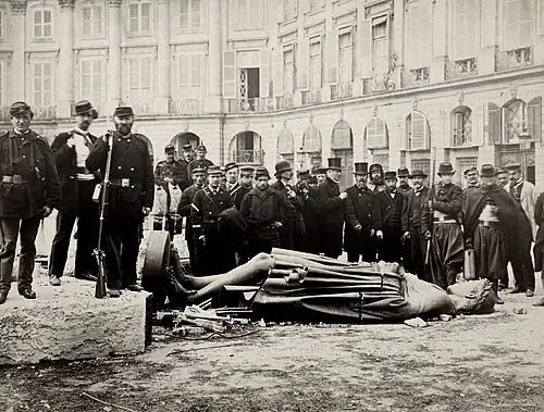 La statue de l'empereur Napoléon&nbsp;Ier à terre, cliché issu de la série de photographies La chute de la colonne Vendôme par Bruno Braquehais.