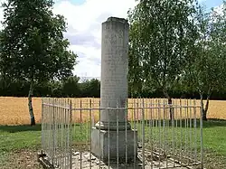 Photographie couleur de la colonne commémorative de la bataille du Val-ès-Dunes de 1047