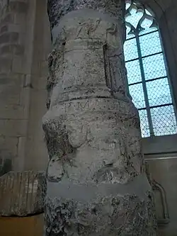 Détail d'une colonne sculptée dans un édifice religieux