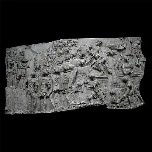 Harangue de Trajan et construction d'un camp.