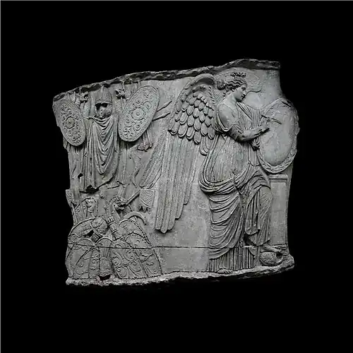 La Victoire inscrivant un écu.