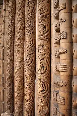 Colonnettes sculptées de ce portail normand.