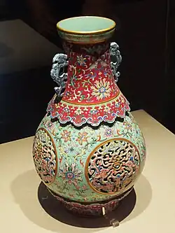 Vase double. Porcelaine, décor ajouré et émaux polychromes. Dynastie Qing (1644-1912)