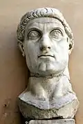 Tête de la statue colossale de Constantin Ier. Fragment, marbre, H. 1,75&nbsp;m. Appartenait à une statue colossale de plus de 10&nbsp;m de haut. 325 EC. Palais des Conservateurs - Musées du Capitole