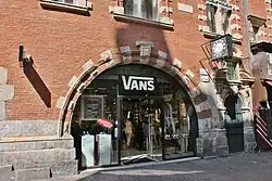 Comère : arc de la boutique.