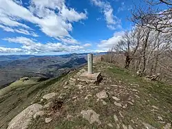 Vue du sommet vers le sud-ouest.