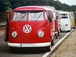 photo d'une fourgonnette Volkswagen rouge, vue de face