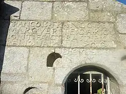 Combrit : inscription sur un mur extérieur de l'église paroissiale Saint-Tugdual