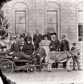 Le père de Blanche, 6e marquis de Waterford (1875-1911), derrière la voiture de sa mère. À côté de lui, ses grands-parents maternels, le 8e duc et la duchesse de Beaufort (1896).