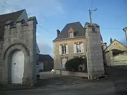 La porte crénelée de la commanderie de Sours.