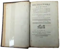 le livre est ouvert à la page de  titre